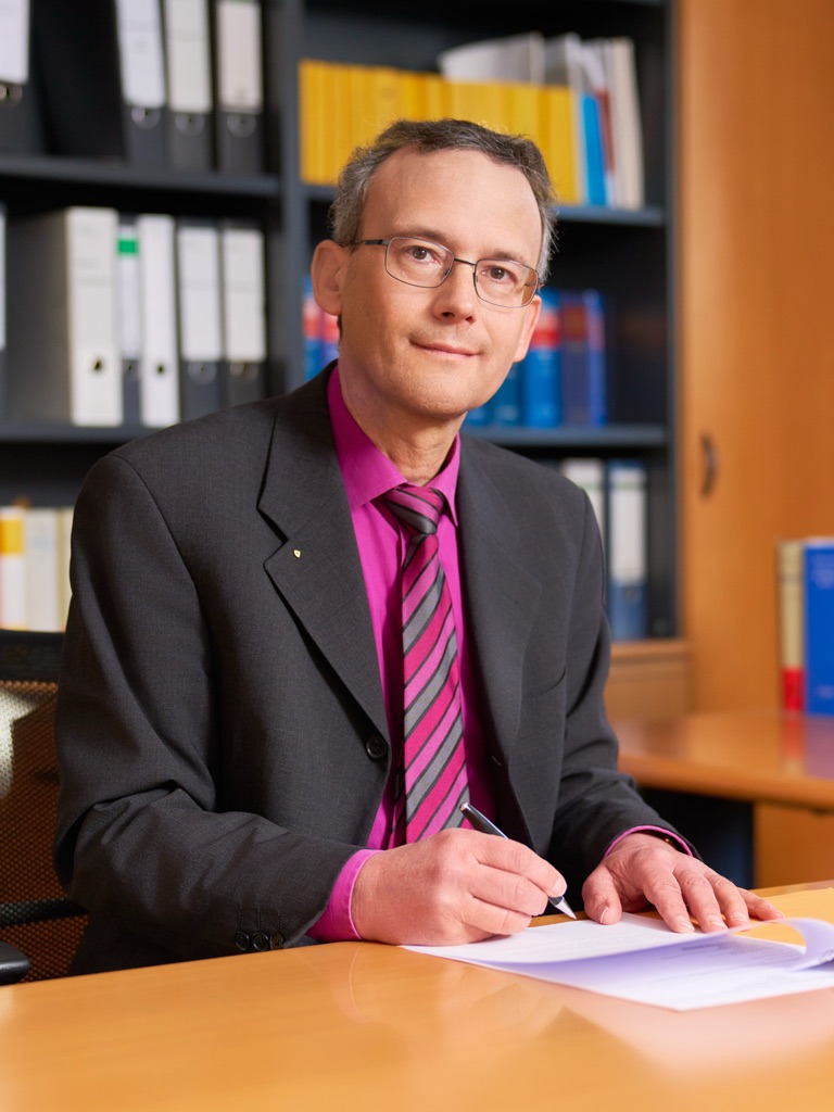 Notar Michael Habel an seinem Schreibtisch