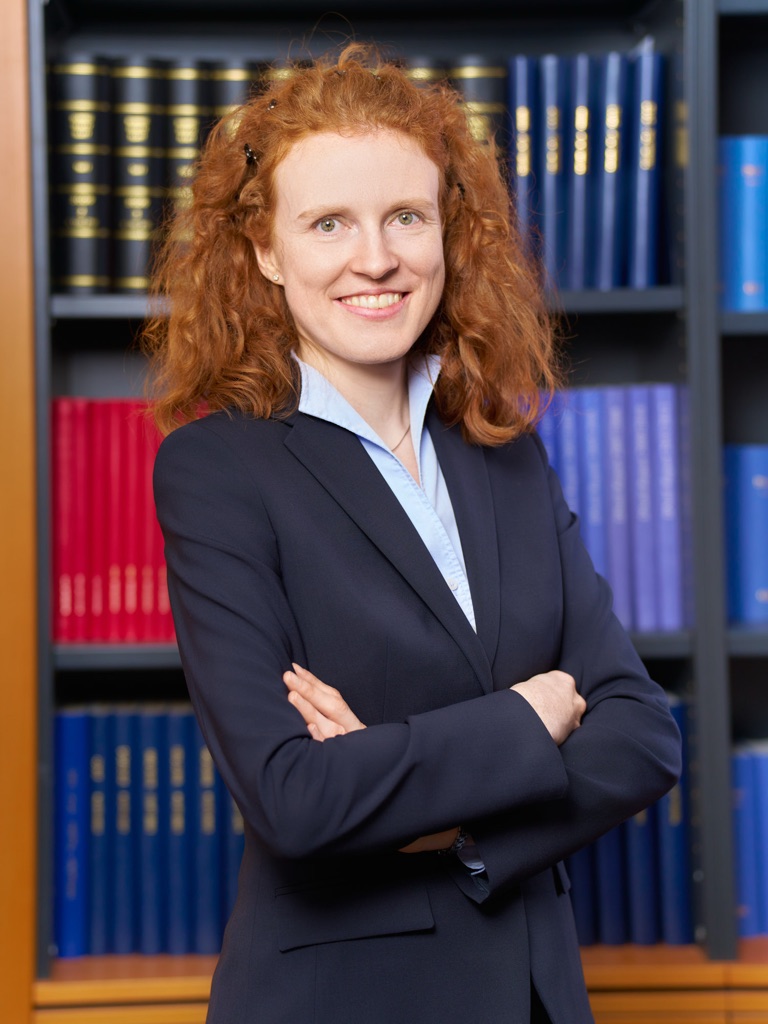 Notarin Dr. Sabine Keindl in der Kanzleibibliothek